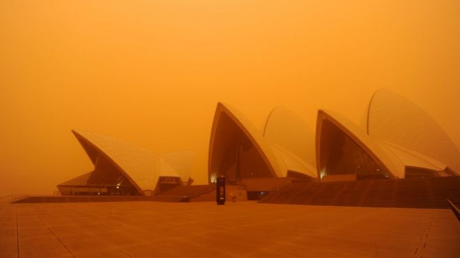 Пыльная буря 2009 года делает Сиднейский оперный театр едва видимым