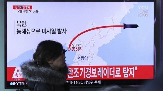 ミサイルの飛行ルートを図で示す韓国のテレビ（6日、ソウル）