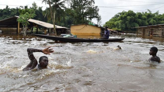 Pipo dey swim inside flood wey happun for Abijan