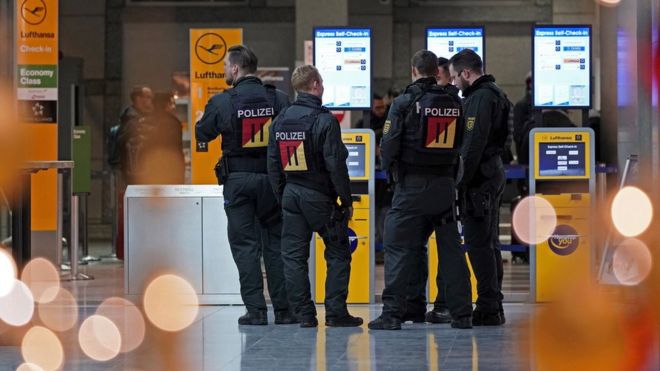 Полиция в аэропорту Штутгарта, Германия, 20 декабря 2018 года