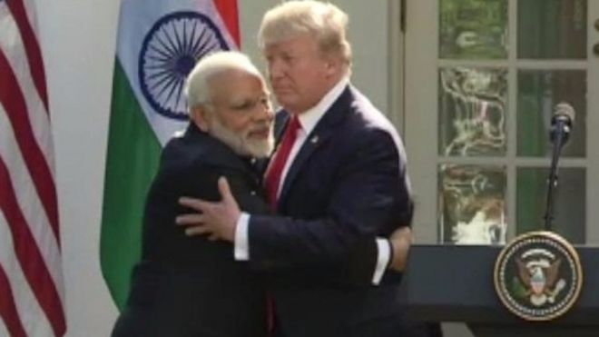 عام طور پر صدر ڈونلڈ ٹرمپ شدت سے ہاتھ ملانے کے لیے مشہور ہیں، بعض اوقات تو وہ کچھ لیڈرز کے قدم بھی ہلا چکے ہیں۔ لیکن انڈیا کے وزیراعظم نریندر مودی نے اس کا بھی حل نکال لیا۔