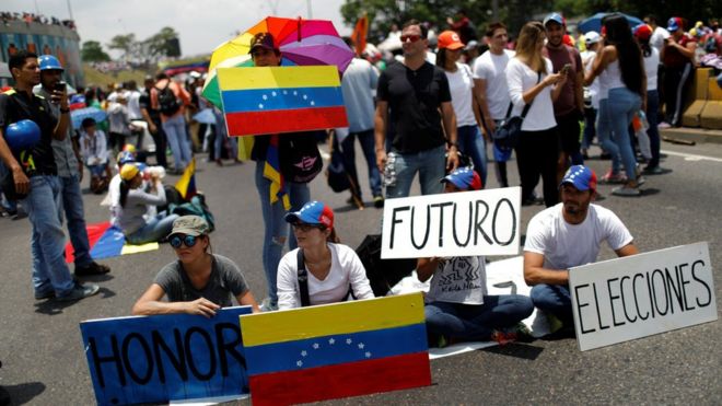 Manifestantes durante el plantón en Caracas