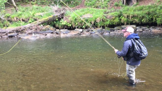 Шон Маклафлин ловит рыбу в реке Фоган