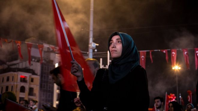 Сторонники президента Турции Реджепа Тайипа Эрдогана на митинге на площади Таксим в Стамбуле. 19 июля 216