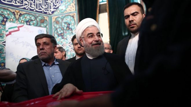 Президент Ирана и кандидат в президенты Хасан Рухани баллотируется на президентских выборах на избирательном участке в Тегеране 19 мая 2017 года