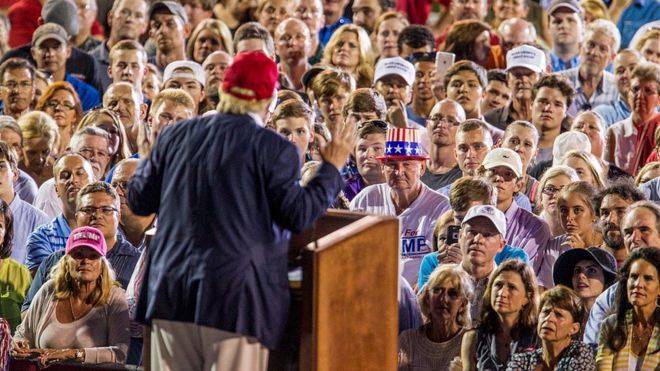 Кандидат в президенты от республиканцев Дональд Трамп выступает во время митинга на стадионе Лэдд-Пиблз 21 августа 2015 года в Мобиле, штат Алабама.