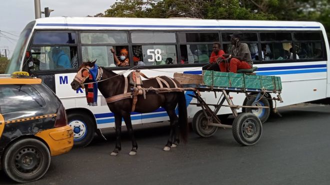 Des passagers dans un bus dans la circulation à Dakar
