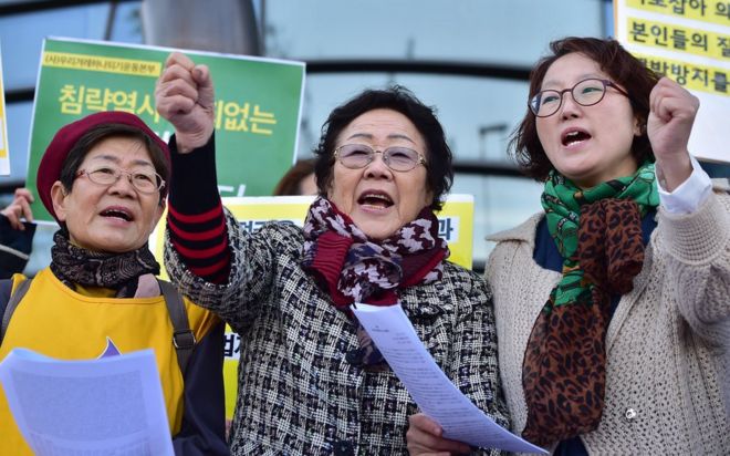 Бывшая южнокорейская «женщина для утех» Ли Юн Су (С), которая была насильно завербована для работы в японских военных борделях, и ее сторонники проводят демонстрацию возле японского посольства в Сеуле 30 октября 2015 года