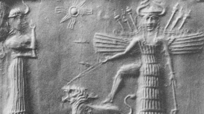 Grabado en piedra de Enheduanna con alas y flechas en la espalda