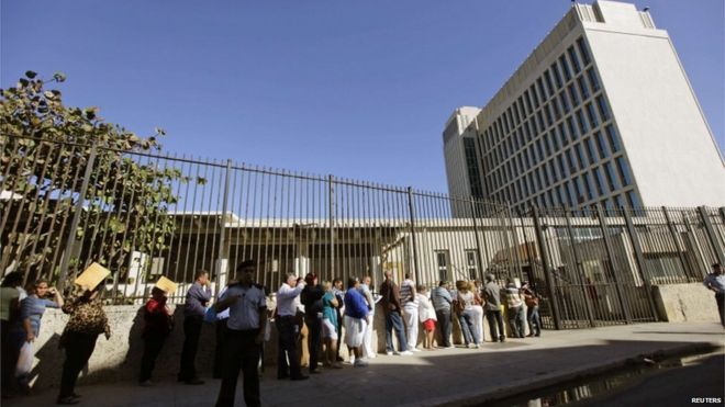 Очередь людей за визами за пределами Секции интересов США в Гаване, Куба, на этом снимке, сделанном 15 января 2013 года.