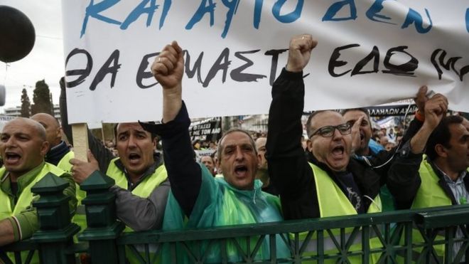 Греческие полицейские выкрикивают лозунги, блокирующие вход в парламент, когда они принимают участие в акции протеста против жесткой экономии во время всеобщей забастовки в Афинах (17 мая 2017 года)