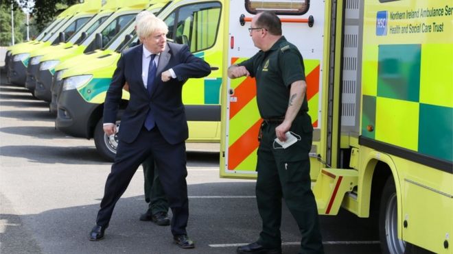 Премьер-министр Великобритании Борис Джонсон ударил локтем фельдшера в штаб-квартире службы скорой помощи Северной Ирландии во время своего визита в Белфаст