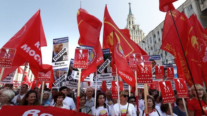 Российские коммунисты принимают участие в акции протеста против предложенного правительством плана пенсионной реформы в Москве, 2 сентября 2018 года