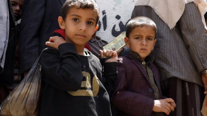 Niños en Yemen esperan recibir comida en Sana, en abril de 2020.