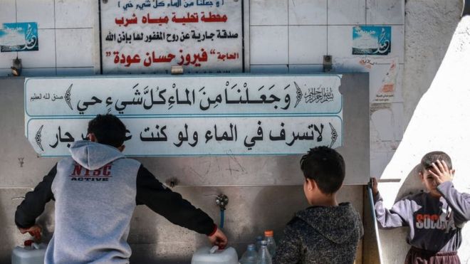 المعاناة من نقص مياه الشرب في غزة.
