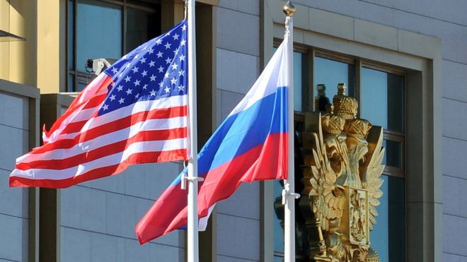 флаги США и России