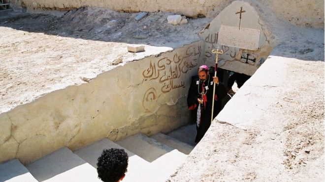 Епископ Жорж ведет ежегодное шествие из подземной гробницы