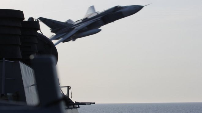 Российский самолет Sukhoi Su-24 делает низкий проход мимо USS Donald Cook