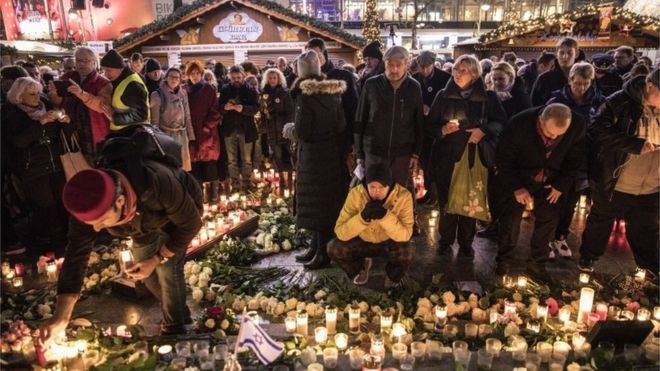 Мемориал в первую годовщину теракта на рождественской ярмарке в Берлине