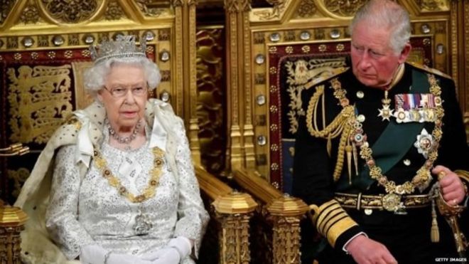 Ratu Elizabeth II didampingi Prince of Wales.