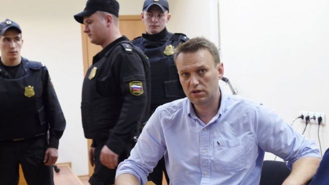 Алексей Навальный (справа) выступает после судебного заседания в Москве. Фото: 12 июня 2017 г.