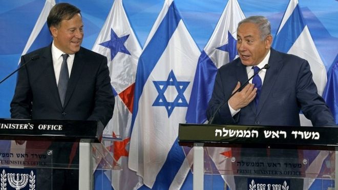 Панамский Хуан Карлос Варела проводит пресс-конференцию в Иерусалиме с премьер-министром Израиля Биньямином Нетаньяху 17 мая 2018 года
