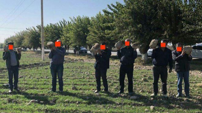 Шесть узбекских фермеров заставили нести большие камни в качестве наказания, октябрь 2018 года