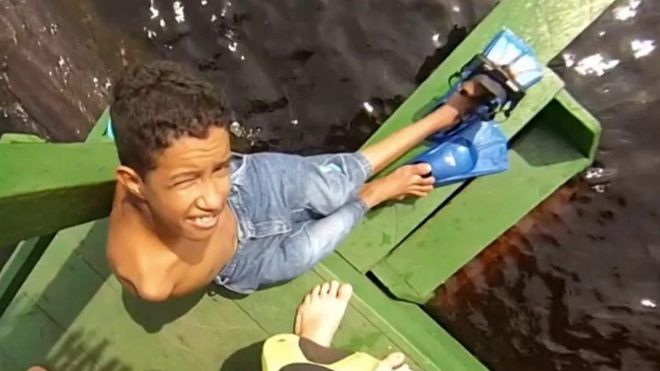 Leonardo Souza se prepara para nadar com botos