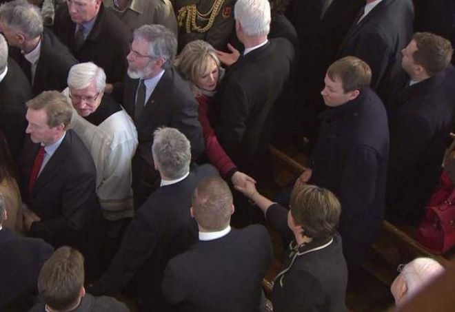 Первый министр Арлин Фостер и Мишель О'Нил пожимают друг другу руки на похоронах