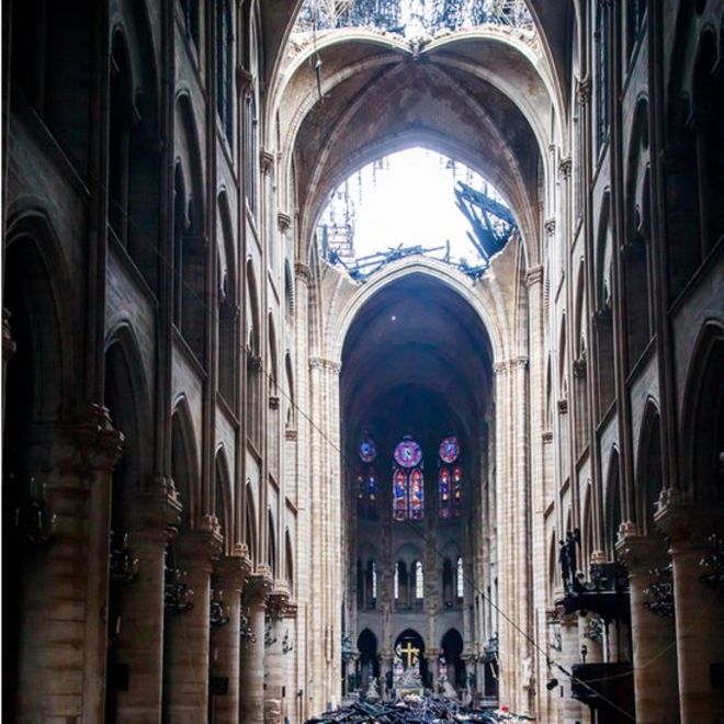 Interior de la catedral de Notre Dame con la cubierta hundida.