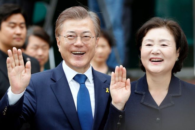 Мун Чжэ-ин (слева), кандидат в президенты от Демократической партии Кореи (корейская партия Минджу) и жена Ким Чжон Су, позируют для фото после того, как они проголосовали на избирательном участке в средней школе Сеул, Южная Корея, 9 мая 2017 года