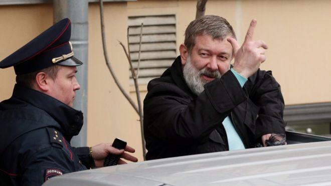 Вячеслав Мальцев в сопровождении сотрудника полиции