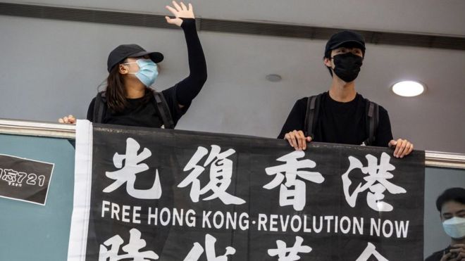 Демонстранты, выступающие за демократию, призывают к протесту против независимости города на набережной Цим Ша Цуй в Гонконге 10 мая 2020 г.