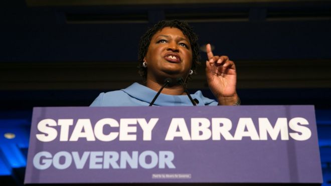 Кандидат в губернаторы Демократической партии Стейси Абрамс обращается к сторонникам 6 ноября 2018 года в Атланте, штат Джорджия