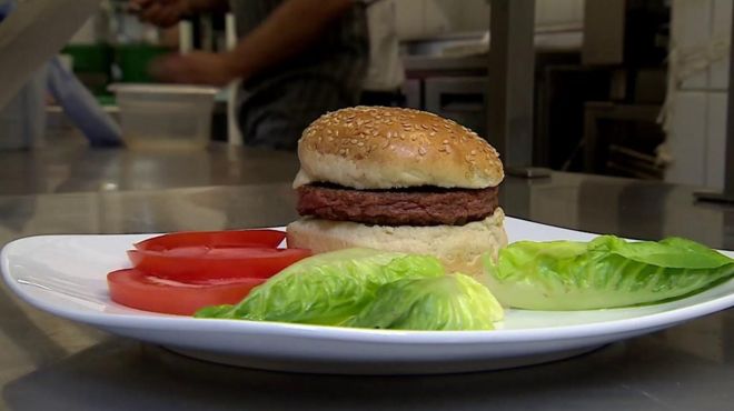 Una hamburguesa hecha con carne sintética