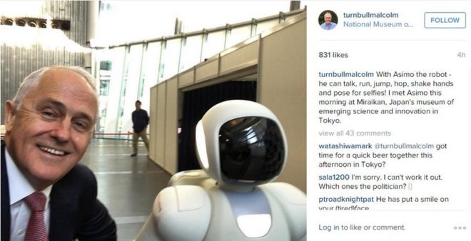 Малкольм Тернбулл снимает селфи с роботом Асимо в Instagram