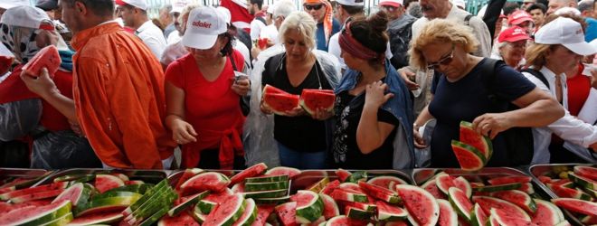 Сторонники главной оппозиционной Республиканской народной партии Турции (НРП) отдыхают и едят арбуз во время марша из Анкары в Стамбул, в городе Коджаэли, Турция, 04 июля 2017 года