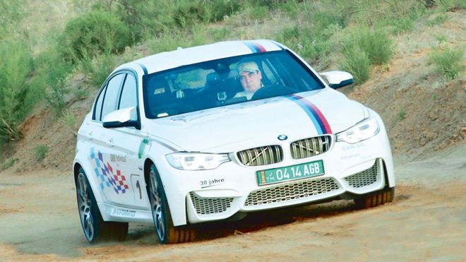 Гурбангулы Бердымухамедов на своем спортивном автомобиле BMW