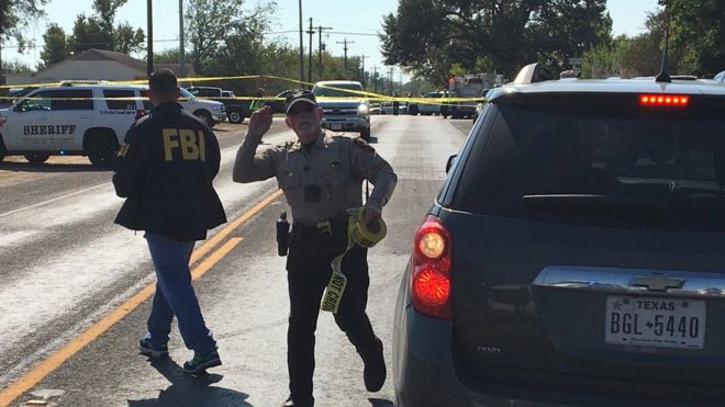 Чиновники ФБР прибывают на место массовой стрельбы в Сазерленд-Спрингс, штат Техас