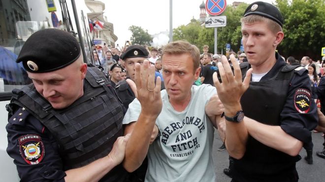 Лидер российской оппозиции Алексей Навальный арестован во время митинга в поддержку журналиста-расследователя Ивана Голунова в Москве, Россия, 12 июня 2019 года