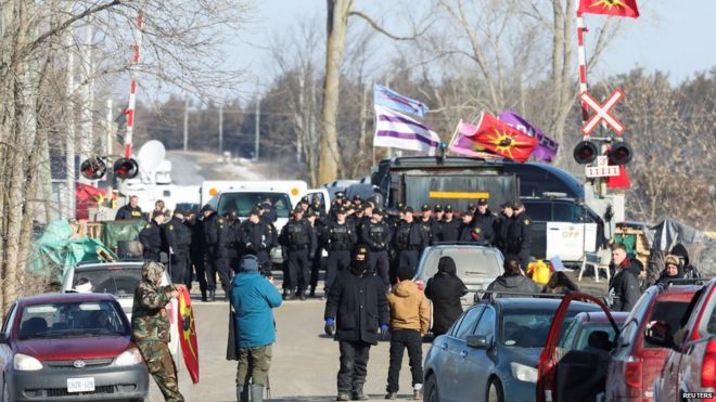 Полиция вторгается в блокаду в Тайендинаге, Онтарио