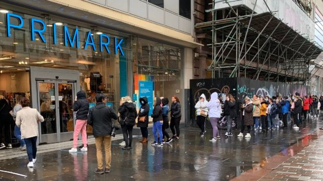 Покупатели Primark выстраиваются в очередь под дождем