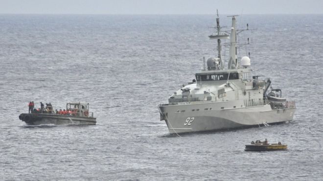 Корабль австралийского флота на фото возле лодки для просителей убежища