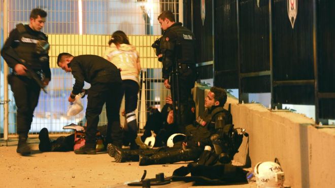 Турецкие полицейские на месте взрыва в центре Стамбула, Турция, 10 декабря 2016 года.