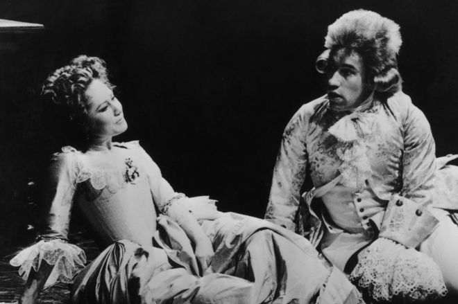 Саймон Каллоу в роли Моцарта и Фелисити Кендал в роли его жены Констанции в постановке Национального театра по пьесе Питера Шаффера «Амадей», январь 1980 г.