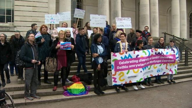 Протест в Кардиффе против митинга Woman's Place в Великобритании