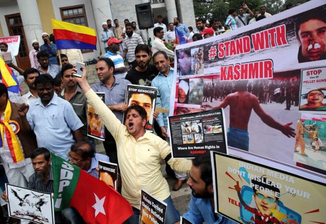 Кашмирские мусульмане держат плакаты и выкрикивают лозунги, протестуя против убийств мирных жителей во время продолжающихся летних беспорядков в Кашмире в Бангалоре, Индия, 8 августа 2016 года.