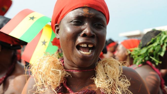 Участник культурной труппы танцует во время панихиды покойного президента Ганы Джона Атта Миллса на площади Независимости в Аккре 10 августа 2012 года