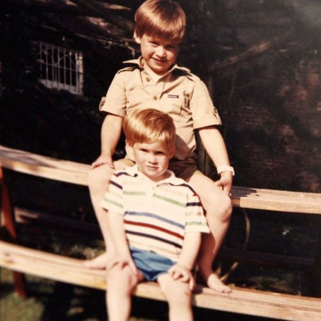 Принц Уильям и принц Гарри на скамейке для пикника