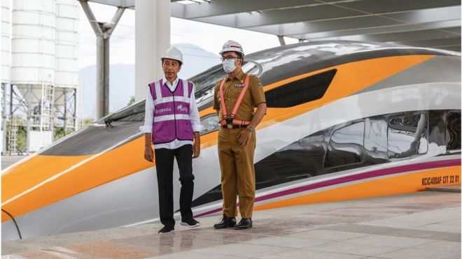 10月13日，印尼總統佐科（左）在西爪哇省省長里德萬·卡米爾（右）的陪同下站在萬隆德哥魯亞火車站施工現場的視察高鐵建設項目。